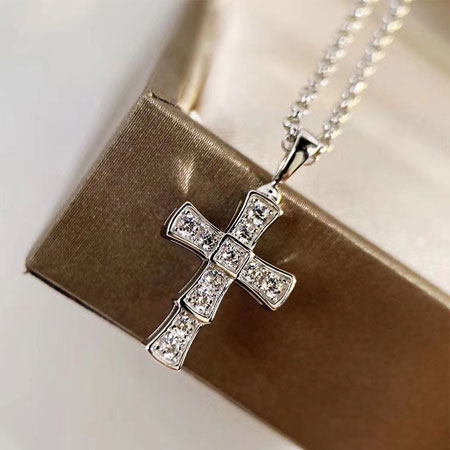 Women\'s Necklace With a Cross Pendant in Sterling Silver